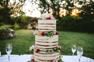 Tarta de boda naked cake sobre tronco de madera