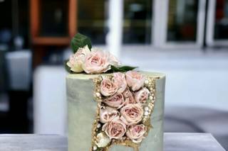 Tarta de boda con rosas en su interior