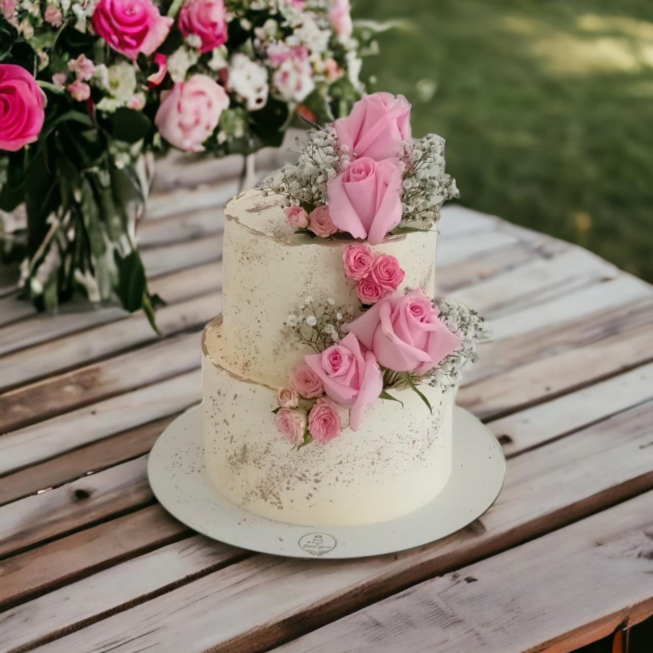 Tarta de boda con flores rosas