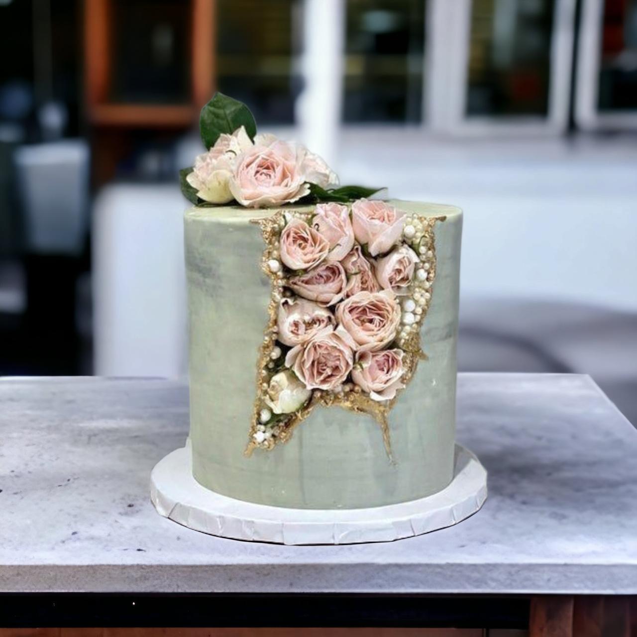 Tarta de boda con rosas en su interior