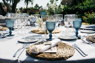 Decoración mesas boda con copas azules y bajoplatos de fibras