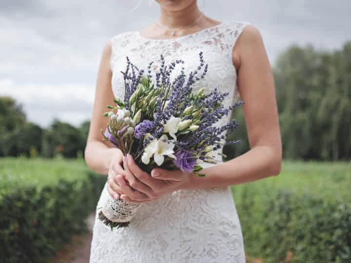 Color Pantone 2022 Very Peri: ramo de novia de lavanda para la boda