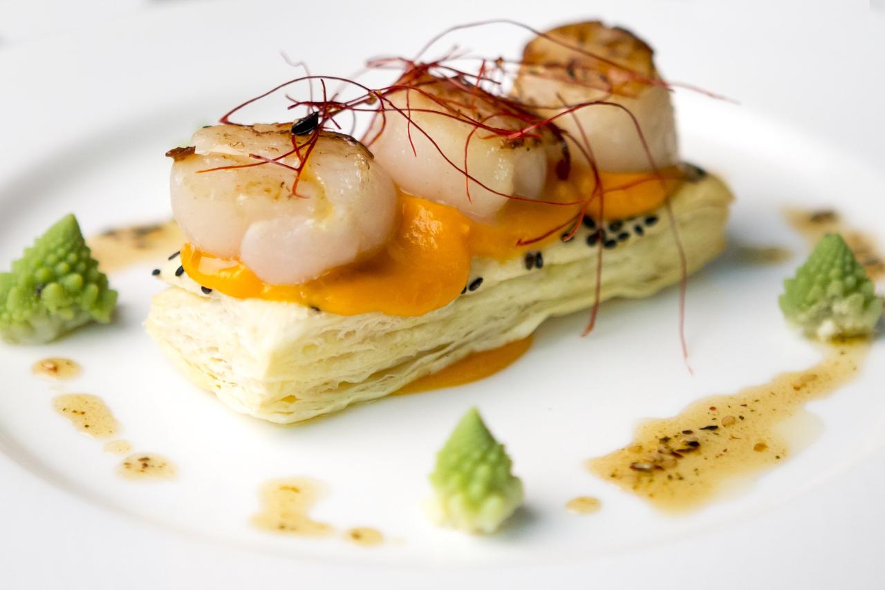 Hojaldre con vieiras y salsa de calabaza