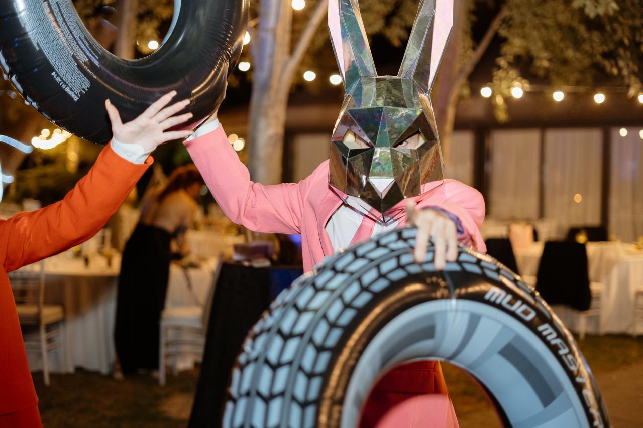 animadores de bodas: hombre con traje rosa y una máscara de conejo de fiesta de animación