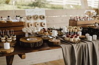 Colores Pantone 2025: candy bar de boda con tela decorativa en Mocha Mousse