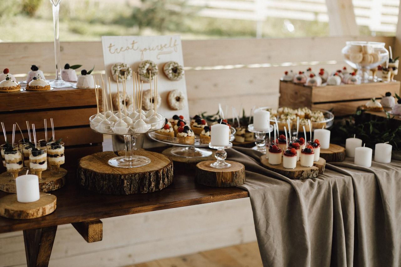 Colores Pantone 2025: candy bar de boda con tela decorativa en Mocha Mousse