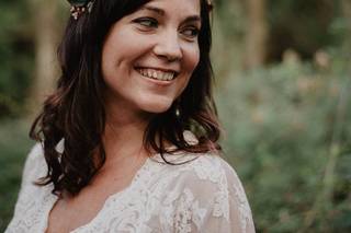 Chica sonriente con diadema de flores en la cabeza para novia