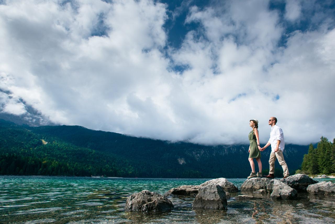 Pareja joven de excursión en contacto con la naturaleza
