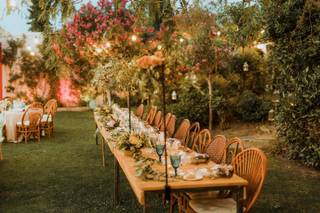 Decoración mesa boda nupcial con centros de mesa muy altos