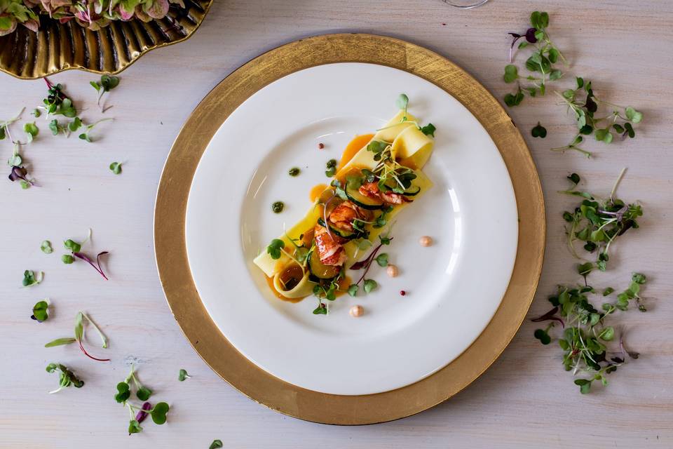 Menú de boda: plato de pasta con hierbas aromáticas