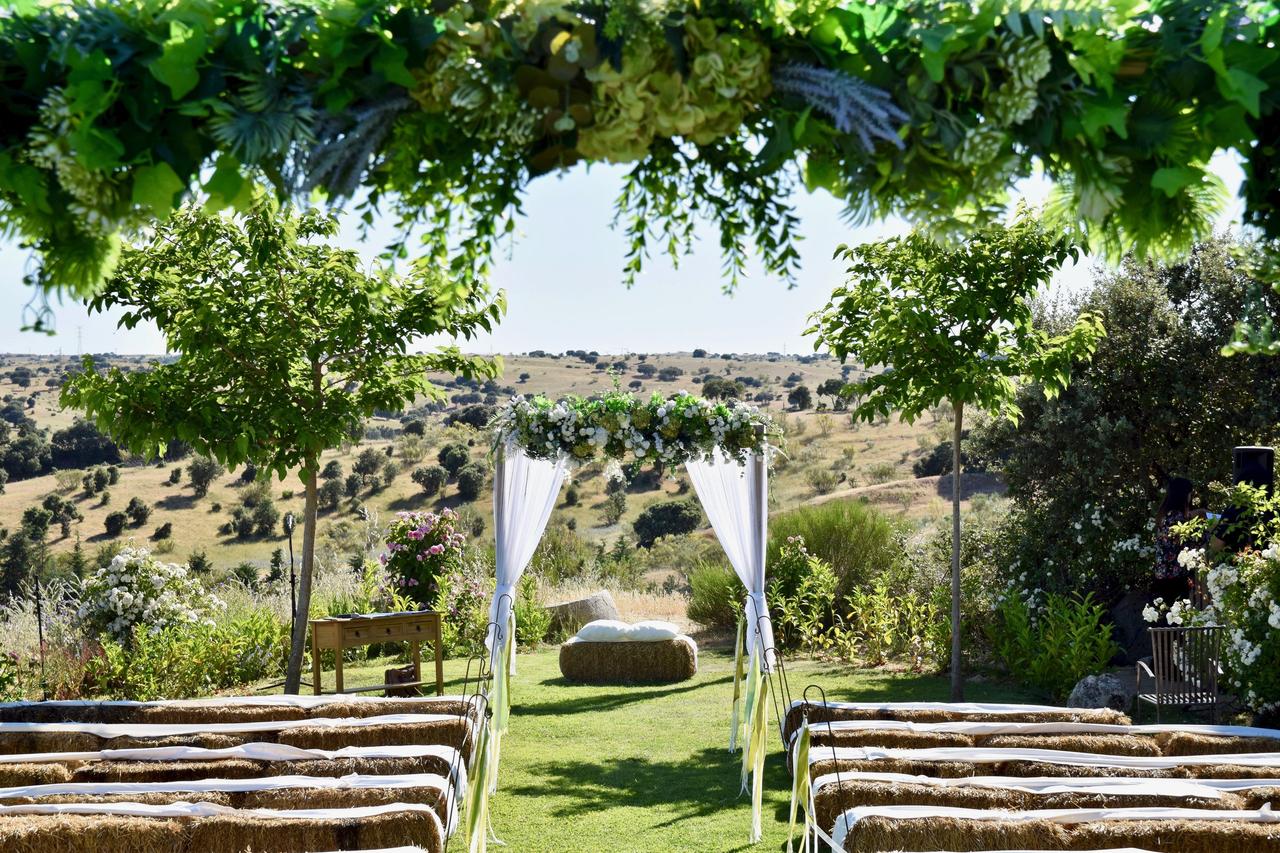 Organizar boda en 3 meses: bonito jardín con césped en el que hay unos bancos preparados para una ceremonia civil al aire libre