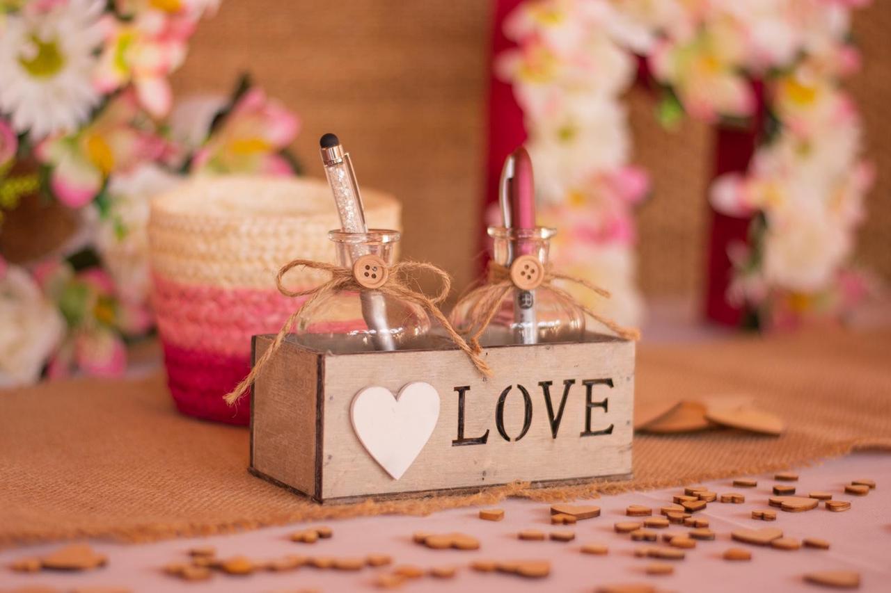 Cajita decorativa de madera el día de la boda en la que puede leerse en uno de sus laterales la palabra Love