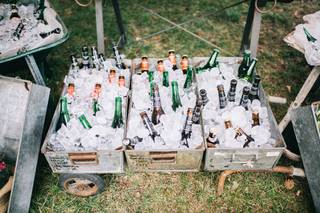 Corner cervezas boda con tres cajas metálicas encima de una carretilla y llenas de hielo y de variados tipos de cervezas