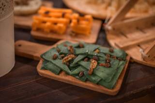 Mesa de quesos boda: queso verde acompañado de frutos secos