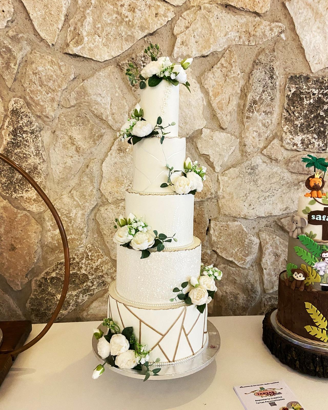 Tarta de boda de cinco pisos con flores
