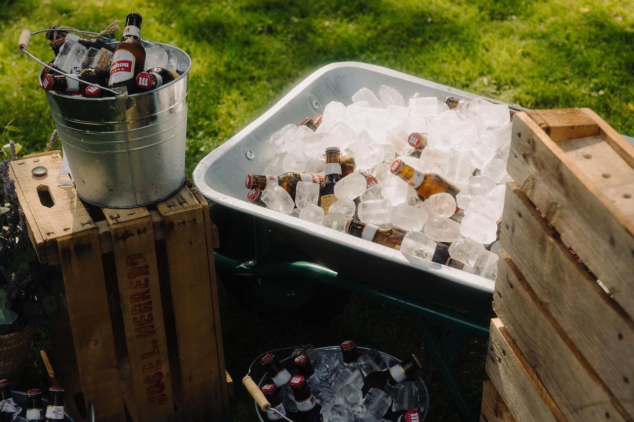 Cerveza para bodas: recipiente grande y cubos metálicos llenos de cerveza con hielo