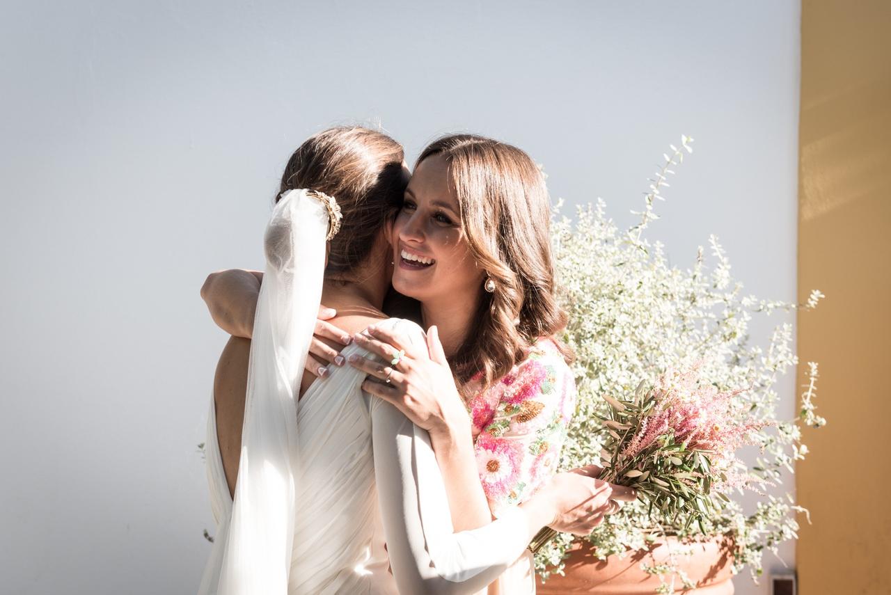 Abrazo de cariño en la boda