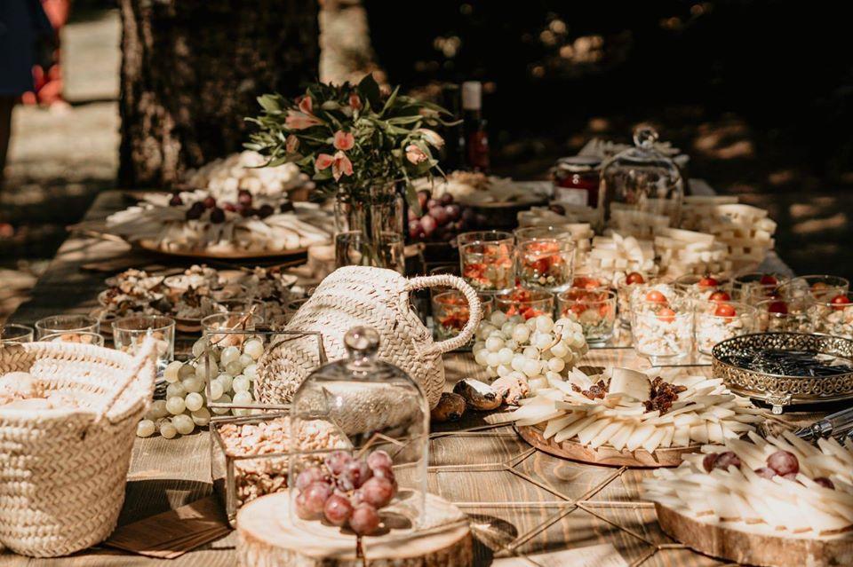 Mesa de quesos boda: mesa llena de deliciosas tentaciones: frutas, quesos, pan...