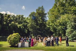 Poemas de amor para bodas: ceremonia civil al aire libre en un precioso jardín con césped y muchos árboles