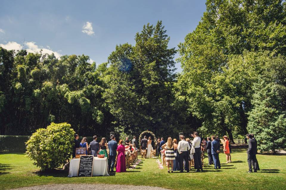 Poemas de amor para bodas: ceremonia civil al aire libre en un precioso jardín con césped y muchos árboles