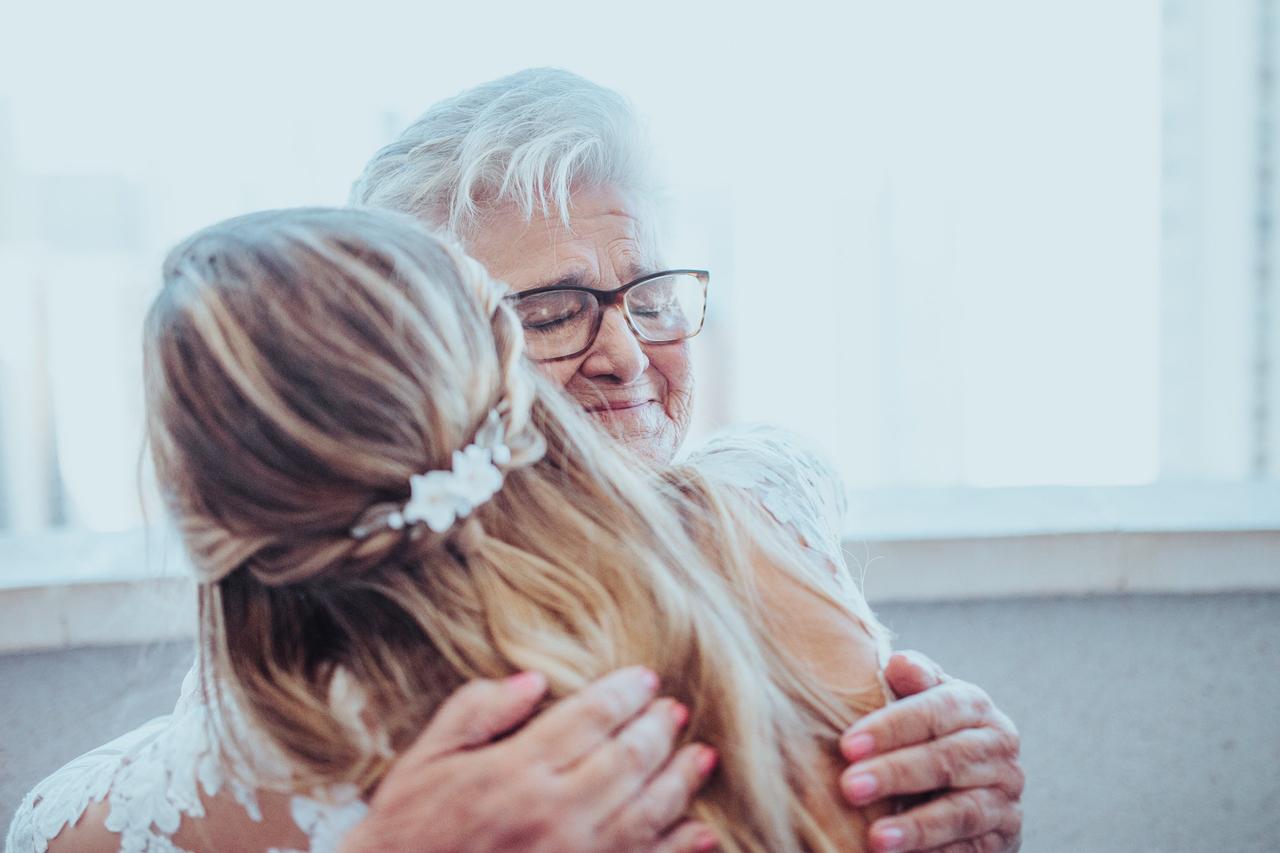 Novia abrazada a su abuela el día de la boda