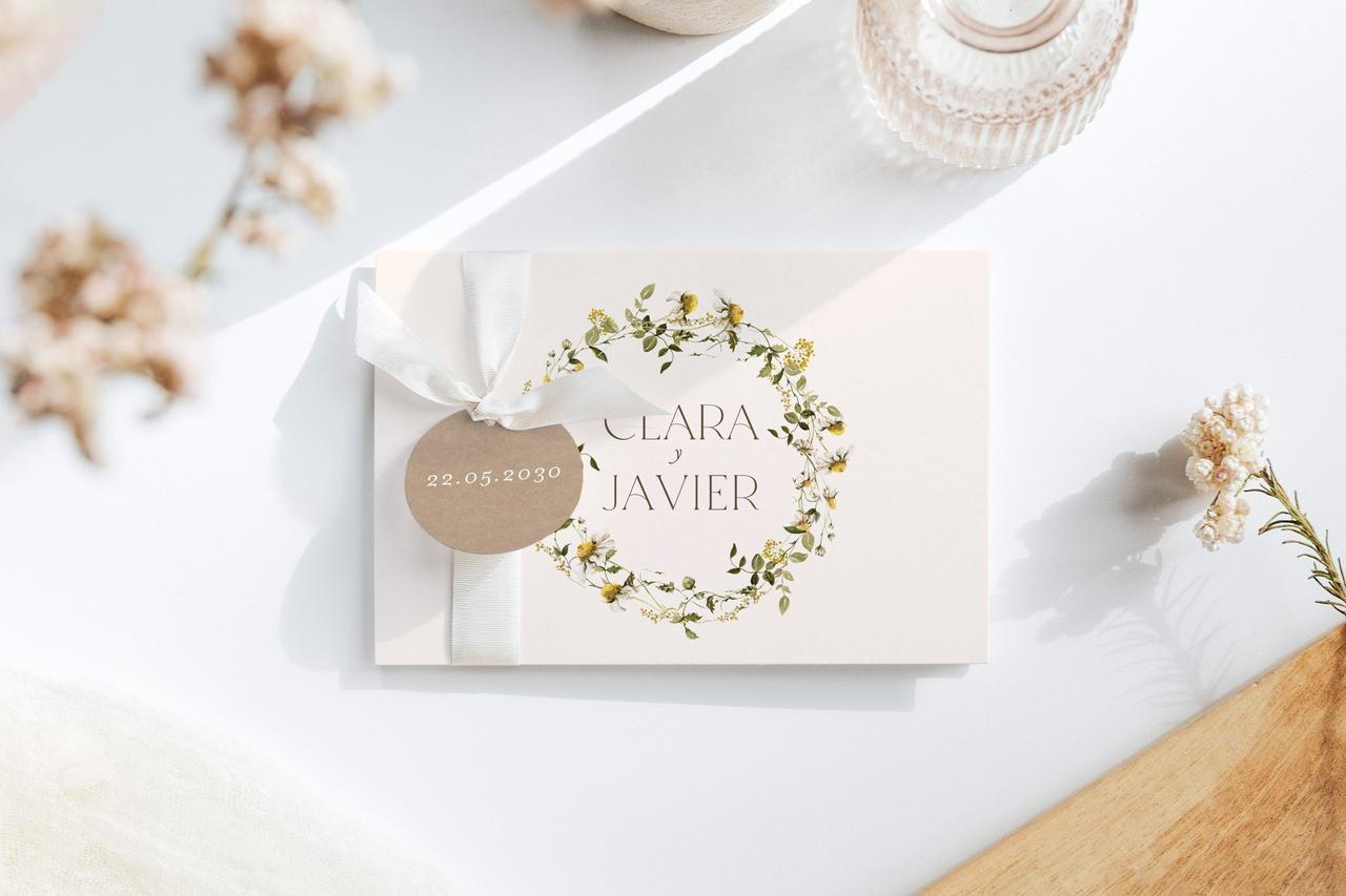 Bodas sencillas: invitación de boda con motivos naturales y un lazo