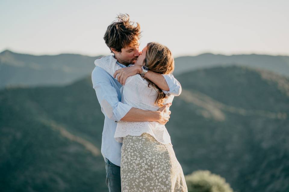 Pareja enamorada y abrazada en medio de la naturaleza 