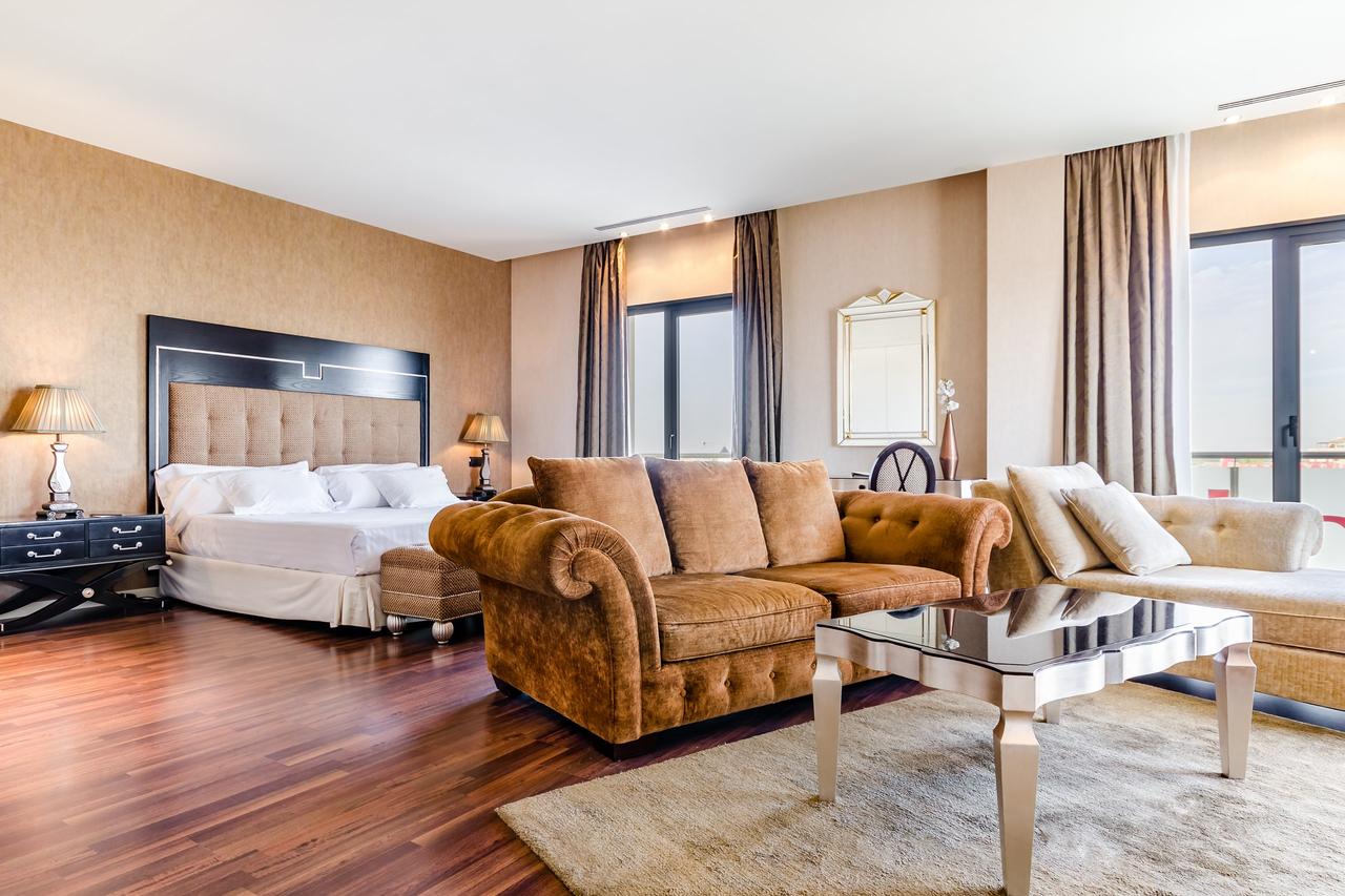 Preciosa suite de un hotel con zona de día y zona de descanso