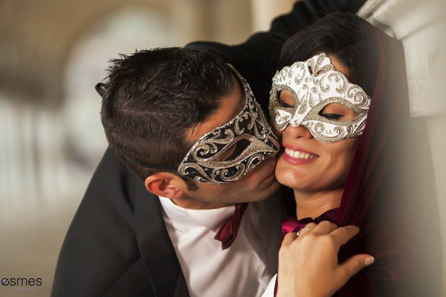 Baile de boda con máscaras