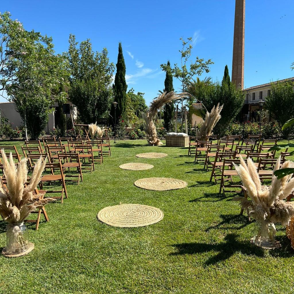 Decoración de pasillo de boda con alfombras de yute