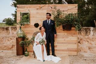 Photocall en forma de pared de madera con espejo y variados elementos de estilo campestre