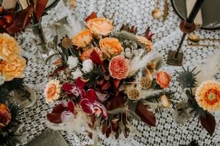 Centro de mesa de primavera con distintas variedades florales