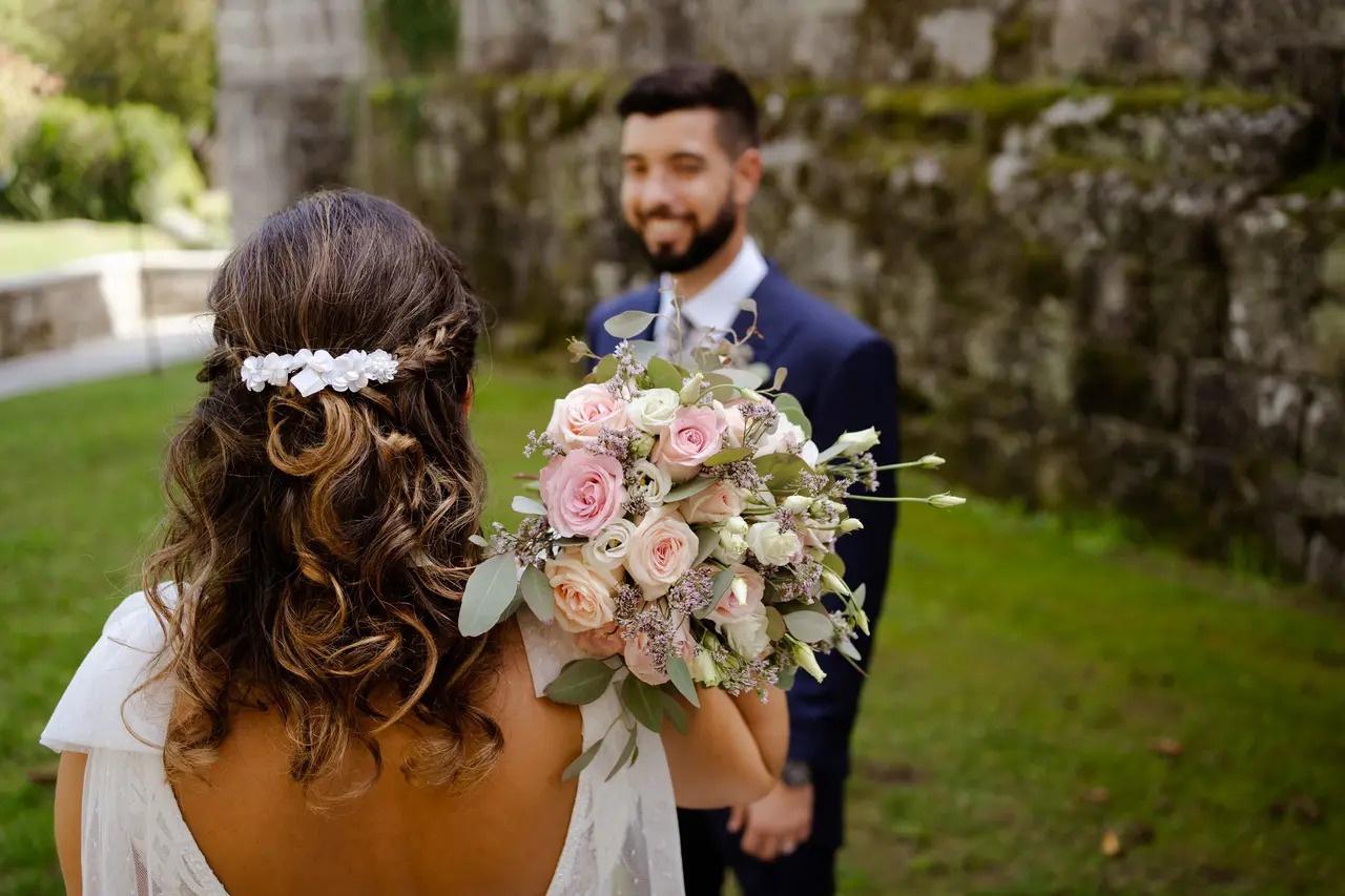 Peinados novia 2024: semirecogido trenzado con ondas