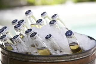Corner cervezas boda con Coronitas en un recipiente con hielo