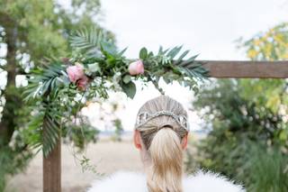 Coletas para bodas: novia con coleta ondulada