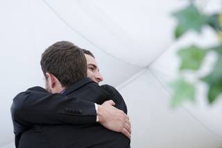 Abrazos de amigos en la boda