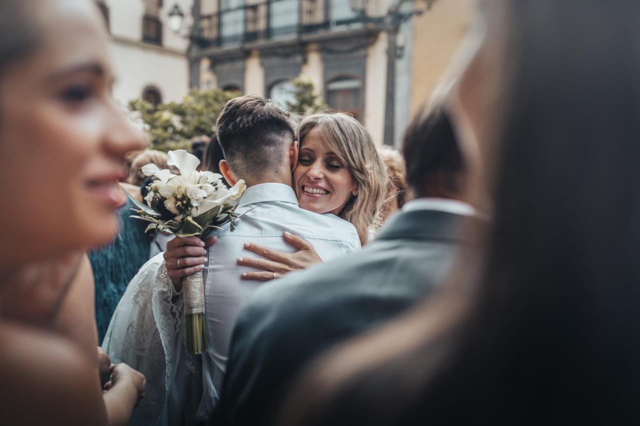 Abrazo entre amigos el día de la boda