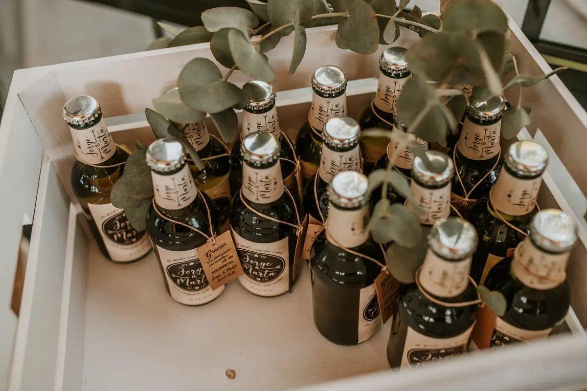 Cerveza para bodas: caja de madera llena de cervezas con etiquetas personalizadas del enlace