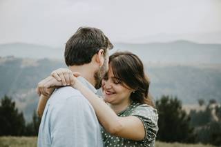 Pareja de enamorados abrazados en mitad de la naturaleza