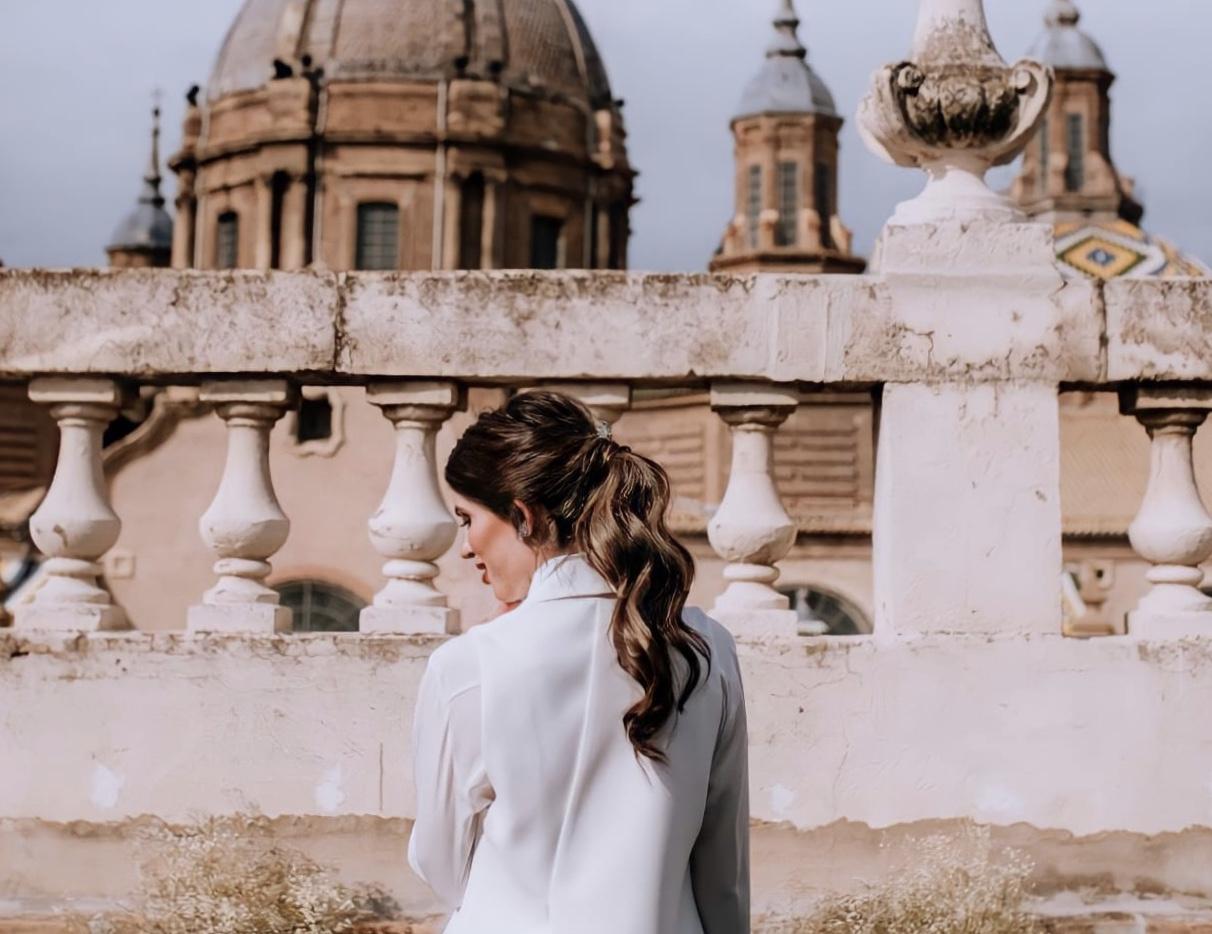 Coletas para bodas: chica con una coleta ondulada