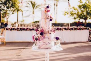 Tarta de boda con efecto marmoleado y flores