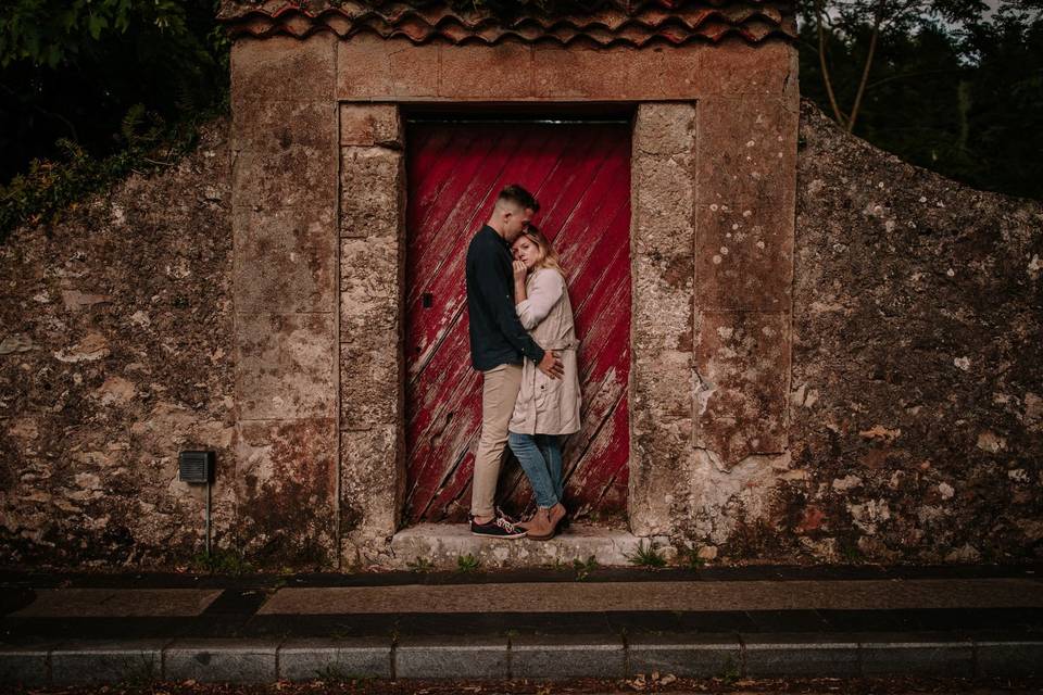 Regalo no material: pareja abrazada delante de una puerta, en la calle