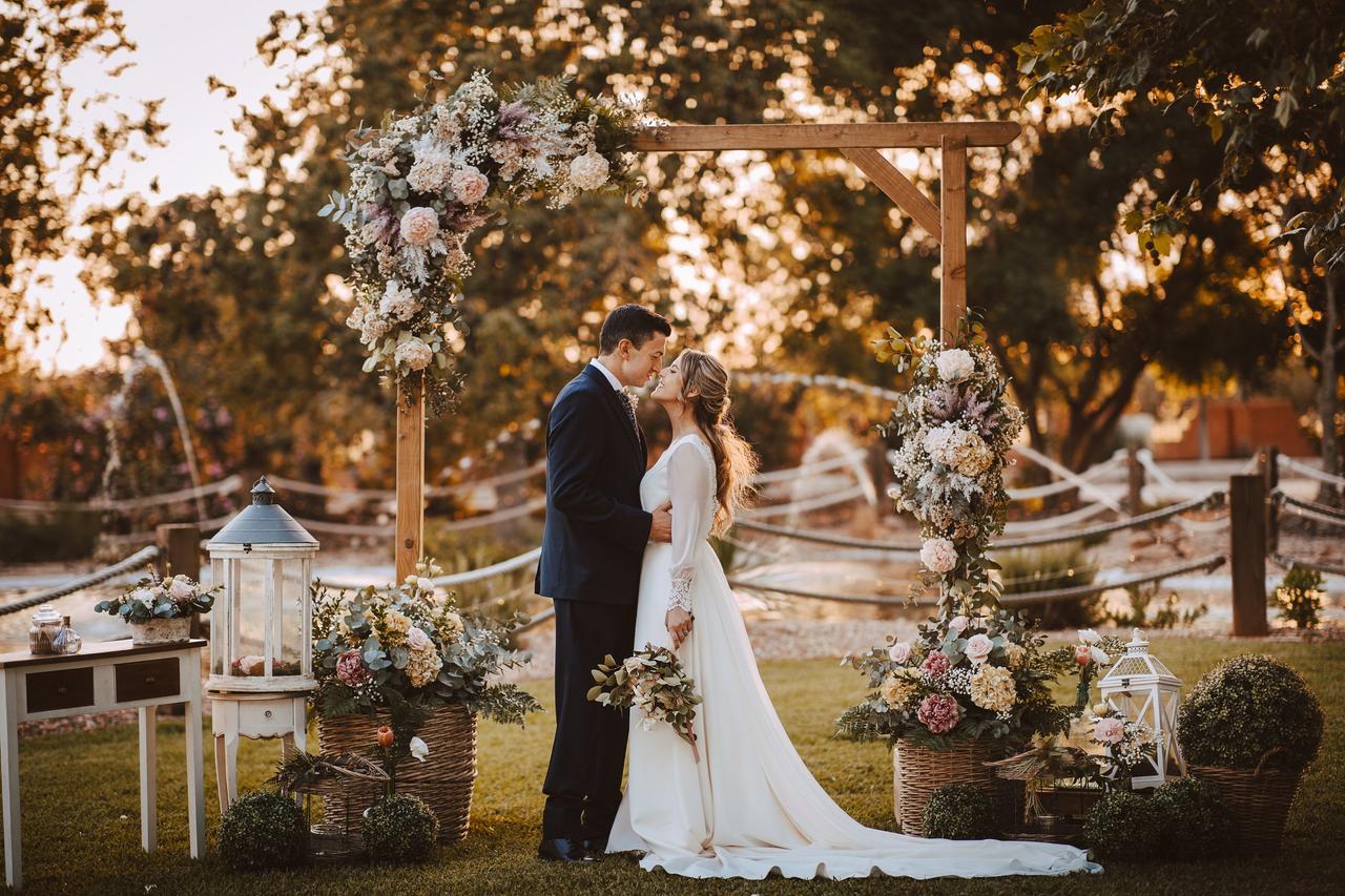 Ideas decoración boda: pareja de recién casados en el altar de su ceremonia civil lleno de flores