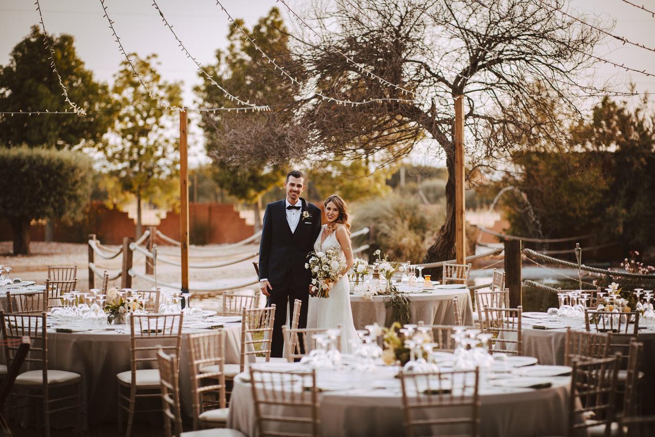 Cuánto cuesta una boda: precioso jardín con varias mesas redondas preparadas para un banquete de boda