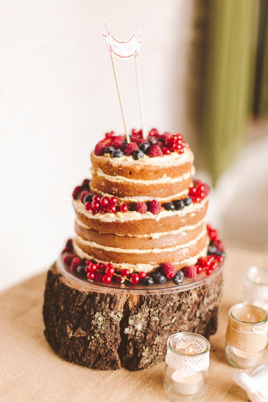 Naked cake de matrimonio sobre una base de árbol