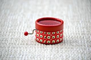 Detalles de boda baratos: aparato para escuchar música con manivela en color rojo