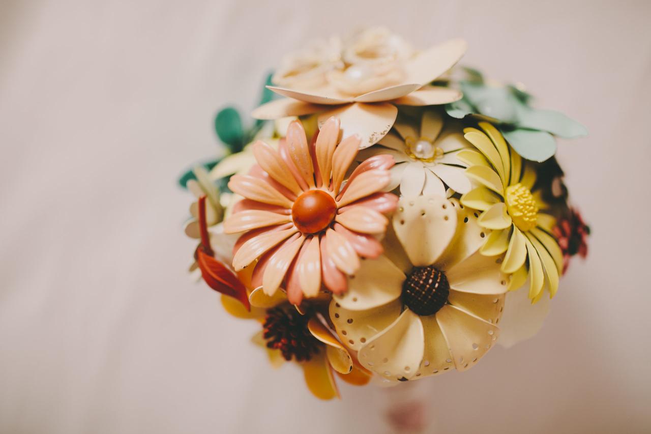 ramo de novia artificial con flores coloridas