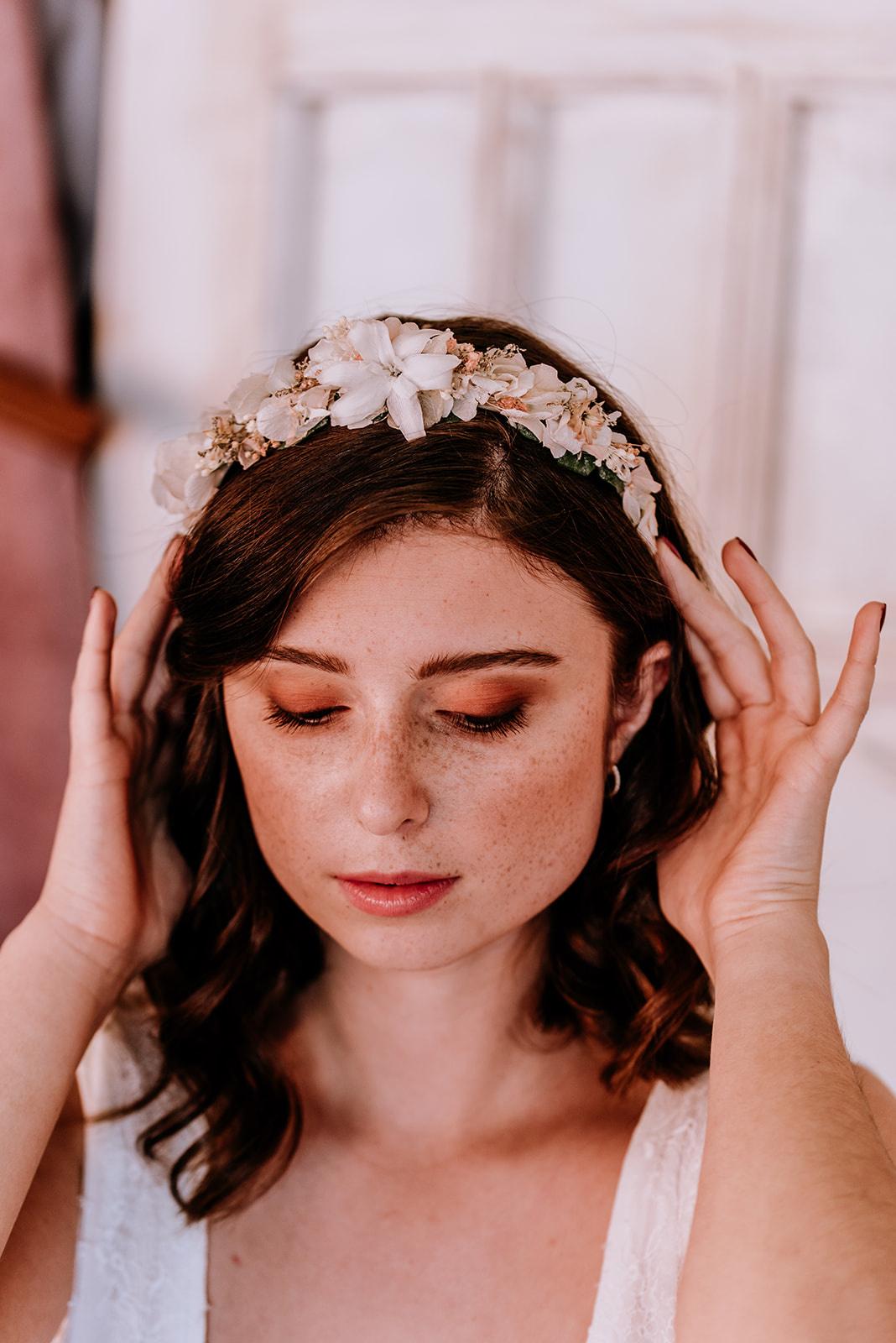 Tocados de boda: invitadas - Tocado joya para invitadas con pelo corto