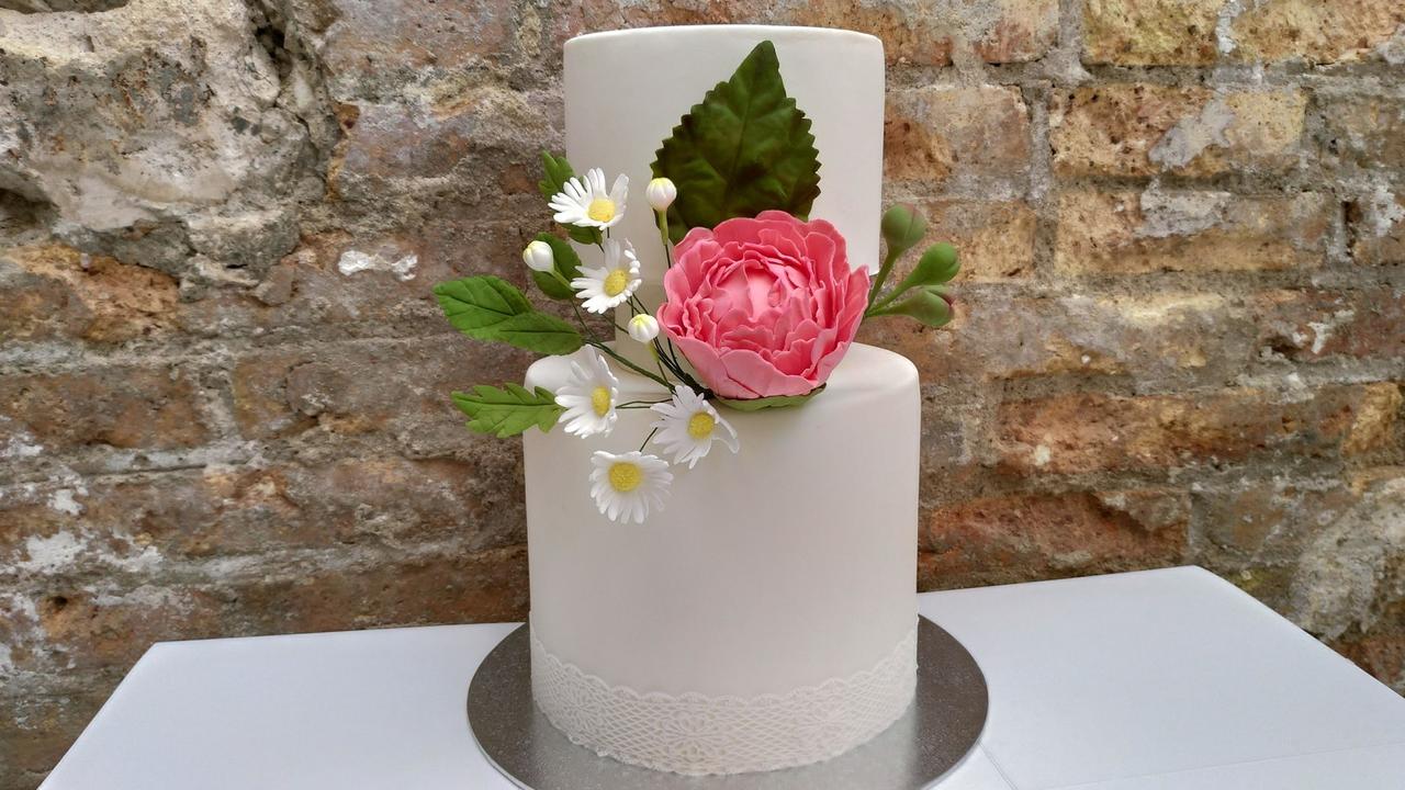 Tarta de boda con flores de azúcar