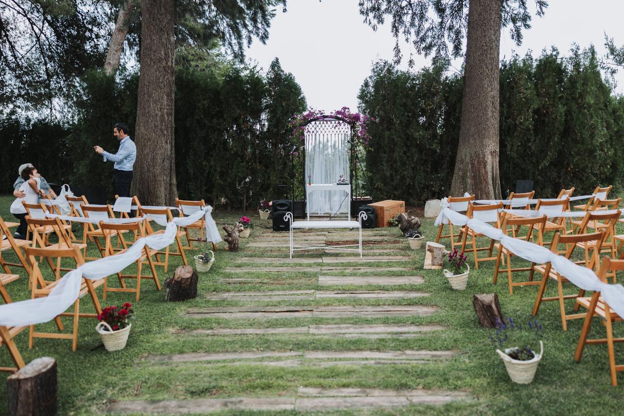 Decoración de pasillo nupcial con cestas de rafia